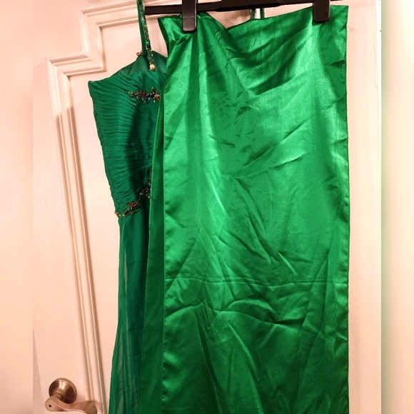 Dave and Johnny emerald grogeous evening dress - Picture 4 of 7